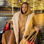 Dascha Polanco Instagram - I like to do my holiday shopping in looks that are easy to put together and look good. 🛍️ I’m living for all these luxe sweat sets and they are great gifts too; head over to @dickssportinggoods Grab a tote stuff with ya gifts, a little tissue paper and easy gifting without the need of wrapping! #caliapartner @caliafitness