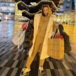 Dascha Polanco Instagram - I like to do my holiday shopping in looks that are easy to put together and look good. 🛍️ I’m living for all these luxe sweat sets and they are great gifts too; head over to @dickssportinggoods Grab a tote stuff with ya gifts, a little tissue paper and easy gifting without the need of wrapping! #caliapartner @caliafitness