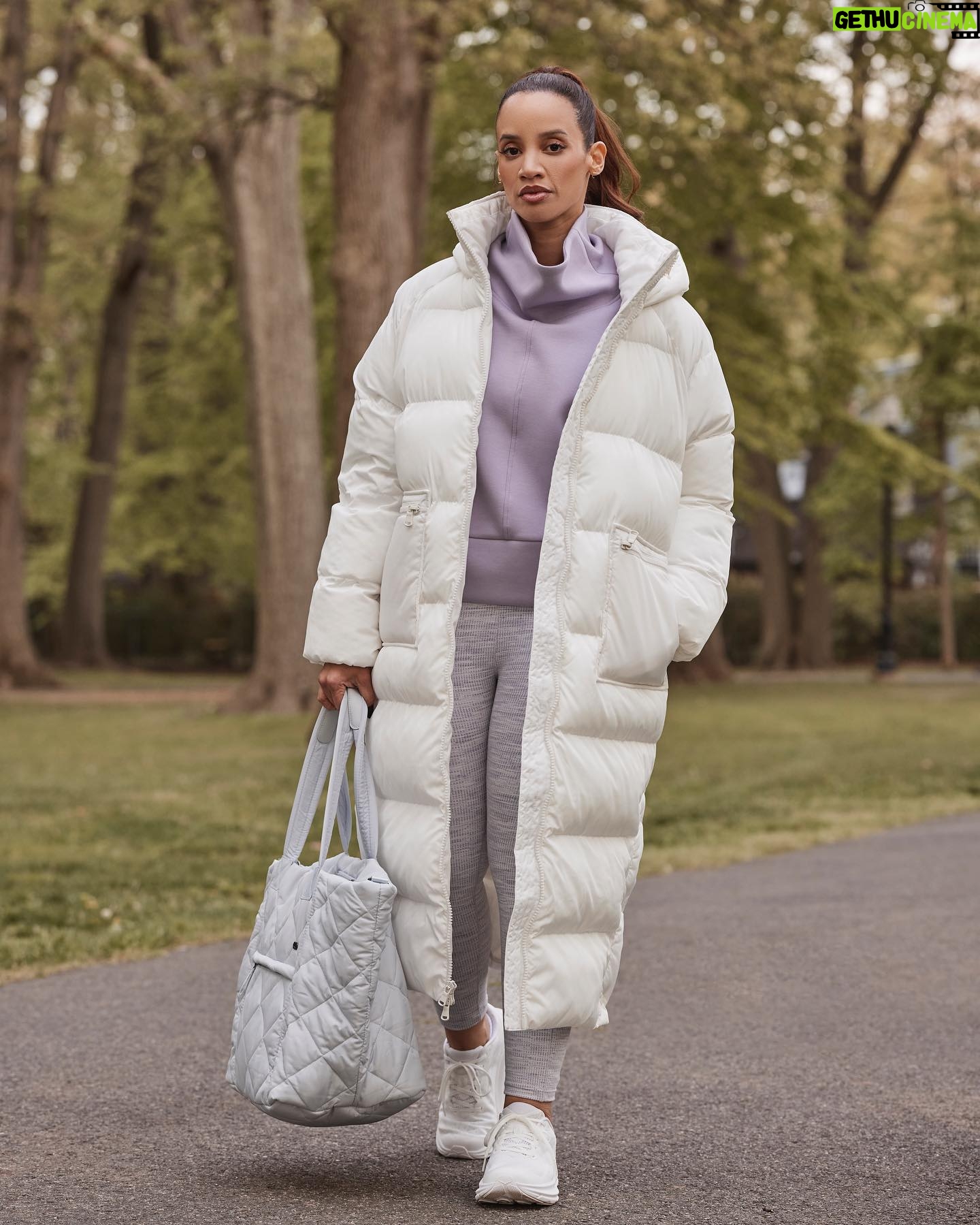 Dascha Polanco Instagram - NYC weather won’t stop me! Fully prepared with my @caliafitness must-haves. How’re you staying warm? #ad Be sure to visit DICKS.com/calia to shop the perfect holiday looks for you or a special someone this holiday season! #AlwaysForward #CALIApartner