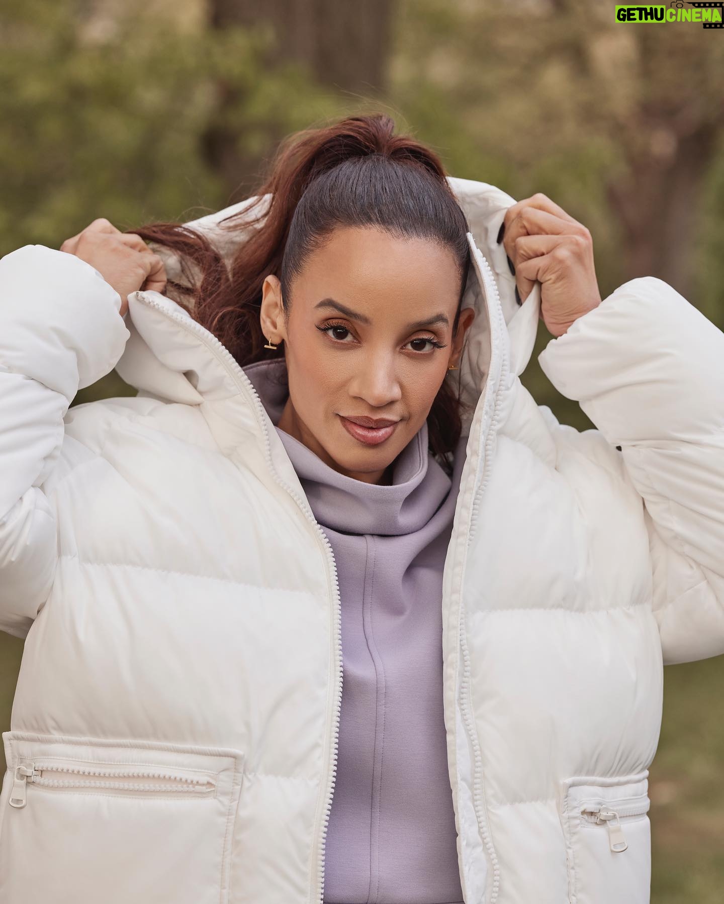 Dascha Polanco Instagram - NYC weather won’t stop me! Fully prepared with my @caliafitness must-haves. How’re you staying warm? #ad Be sure to visit DICKS.com/calia to shop the perfect holiday looks for you or a special someone this holiday season! #AlwaysForward #CALIApartner