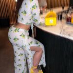Dascha Polanco Instagram - When life gives you lemons you can go make juice but I rather show out … yellow mellow. #ismellgood @carolnunez__ #bestie 💛 #imgonnarockmyfriz