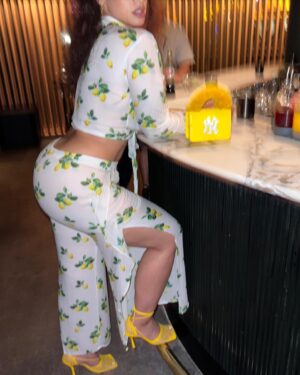 Dascha Polanco Instagram - When life gives you lemons you can go make juice but I rather show out … yellow mellow. #ismellgood @carolnunez__  #bestie 💛 #imgonnarockmyfriz