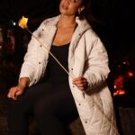 Dascha Polanco Instagram - Trying new things like making some s’mores, taking hay rides and keeping warm in this Quilted liner coat in both colors is a must. I am that girl that wants options…And I got both 😌. @caliafitness #ichoosewhatfits #CaliaPartner