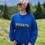 Dasha Astafieva Instagram - Краса і гниди Згадала нещодавно історію зі свого дитинства, яка круто демонструє, що щастя от узагалі не в красі, а в компанії та відчуттях. Це крик. Розповідаю. У дитинстві я доволі сильно хворіла, у мене були серйозні проблеми зі шкірою, і це відлякувало однолітків. Мене не любили. Дражнили «коростою», не приймали в компанії. Ви знаєте, підлітки можуть бути жорстокими. Єдиною втіхою був дитячий табір, до якого я щороку їздила зі своєю ліпшою подружкою, бодай не єдиною, хто мене розумів і підтримував.У таборі збиралися нові люди, для яких я була просто Дашою, а не «коростою» чи «тараканом». Я там дихала, могла бути ким завгодно.З самого початку вересня завжди відкладала гроші на пригоди в «Смєнє» у с.Марʼянське, аби нічого не зірвалося. Просто-таки мріяла про наступний заїзд, настільки було класно. Червень. Дочекалися! Накупили жувачок, гумових чірвяків, медодічупс і всілякої фігні на зміну. І за 5 днів до виїзду моя подружка починає шариться (по секрету) під’їздами зі своїм новим поганим хлопцем і чіпляє від нього воші. Катастрофа. Усі п’ять днів я те лише й роблю, що вичісую їй паразитів, вибираю гнид, звичайно, як результат — нічого не виводжу, а лише чіпляю їх собі. Ми приїжджаємо в табір і нам кажуть, що ділов не буде. Ніхто нас із вошами не прийме, не треба давати хабаря шоколадкою, дівчата. «Шуруйте додому, стрижіться, заливайтеся гасом і тоді повертайтеся». Звичайно, ми так і зробили. Пропустити табір було страшним сном, ніхто не сперечався. Через декілька днів картина олією: з автобуса виходять дві майже лисі акробатки в однакових ластикових лосинах зі спортивними сумками й торбами із цукерками — Болек і Льолек, жіноча версія. Страшні, але щасливі до всирачки. *Продовження в слайді
