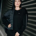 Dasha Astafieva Instagram - Бути собою… Це відчувати спокій та впевненість у своїх діях. Це робити те, що відгукується серцем. Це дозволяти собі розкіш проводити час, як подобається саме тобі. Це вбиратися в одяг, в якому ти почуваєшся комфортно. @intertop.ua повертає до себе та презентує нову колекцію спортивних костюмів ЕА7 i, в яких зручно робити справи до душі: гуляти містом чи насолоджуватися природою, бігати з собакою чи піти у кіно, вийти на свіже повітря з дитиною чи просто лежати вдома з книжкою та чаєм. Подвійний кайф відчувати ніжність не лише зсередини, але й зовні. Обирайте себе разом з @intertop.ua та @emporioarmani #ad