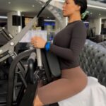 Dasha Astafieva Instagram - Недільний щікщєкщьок всім, кому треба нагадати, що завтра уже ПОНЕДІЛОК. Ми з @yurishkarban готуємо для вас нове тренування, тільки тренуйтесь! Починаємо разом [вкотре] нове життя! Бачте, я стараюсь, давайте зі мною) Продовжувати знімати вам відоси? Video by @romanovataya