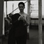 Dasha Astafieva Instagram – «Дякую за позицію» пролунало більше ніж 1000 разів у особистих,завдяки відомим відео, після порад не публікувати злочини росіян та смерті цивільних, бо, мовляв, українці й самі це бачать, а іноземці від цього «шарахаються й панікують». Чи треба казати, що від таких закликів «шарахнулася» саме я? Зараз я відійшла від усеосяжної люті та хочу сказати спокійно й виважено.

Варто зрозуміти просту річ: світ втрачає «інтерес» до нас. Звучить жахливо, утім так воно і є. Усі ахнули, підтримали, поспостерігали та, зрештою, пішли далі. Це не їхня війна. У нас і далі вмирають люди від рук тварин із боліт, а в них на обкладинці — Тейлор Свіфт. Деякі іноземці взагалі думають, що наша війна скінчилася, бо її перестало висвітлювати національне телебачення, а хтось просто не цікавиться нами, адже читати про концерти Бейонсе приємніше, ніж про геноцид українців, братські могили та насильство над полоненими. Але — блядь! Нічого не скінчилося! Війна триває! Наша місія — транслювати її світу. Показувати «страшні картинки», писати про воєнні злочини росіян, поширювати історії воїнів англійською. Хто, як не ми? Кому це треба?

Замовчування війни — це злочин. Світ має бачити те, що росія робить кожного, сука, дня. Тільки так ми впливатимемо на ставлення людей до нашого ворога і зменшуватимемо лояльність до росіян. Усе просто: чим більше іноземців знають правду, тим більше світова спільнота підтримує нас, а міжнародні політики допомагають нам гасити окупантів. Вважайте, кожен репост зберігає життя.

Я розумію, хочеться бути радісним і зручним. Хочеться транслювати ресторани й «Бурдж Халіфа» у вогниках. Хочеться дивитися на красу й жити нею. І, мабуть, особливо цього хочеться, коли у твою хату прилітає С-300. Ти дивишся на дах у полум’ї, що завалив усе твоє життя й кота, і думаєш: «Зараз, найголовніше, це нікому не показати, аби не налякати іноземців! Репостну краще юну Джулію Робертс, аби всім було приємно».
Нормально транслювати своє життя з усіма його радостями та вдачами. Джулія Робертс неперевершена в будь-якому віці. Але замовчувати війну, аби не зіпсувати свою «пінтерестну» сторінку — це нелюдське паскудство й жорстокість.