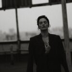 Dasha Astafieva Instagram – «Дякую за позицію» пролунало більше ніж 1000 разів у особистих,завдяки відомим відео, після порад не публікувати злочини росіян та смерті цивільних, бо, мовляв, українці й самі це бачать, а іноземці від цього «шарахаються й панікують». Чи треба казати, що від таких закликів «шарахнулася» саме я? Зараз я відійшла від усеосяжної люті та хочу сказати спокійно й виважено.

Варто зрозуміти просту річ: світ втрачає «інтерес» до нас. Звучить жахливо, утім так воно і є. Усі ахнули, підтримали, поспостерігали та, зрештою, пішли далі. Це не їхня війна. У нас і далі вмирають люди від рук тварин із боліт, а в них на обкладинці — Тейлор Свіфт. Деякі іноземці взагалі думають, що наша війна скінчилася, бо її перестало висвітлювати національне телебачення, а хтось просто не цікавиться нами, адже читати про концерти Бейонсе приємніше, ніж про геноцид українців, братські могили та насильство над полоненими. Але — блядь! Нічого не скінчилося! Війна триває! Наша місія — транслювати її світу. Показувати «страшні картинки», писати про воєнні злочини росіян, поширювати історії воїнів англійською. Хто, як не ми? Кому це треба?

Замовчування війни — це злочин. Світ має бачити те, що росія робить кожного, сука, дня. Тільки так ми впливатимемо на ставлення людей до нашого ворога і зменшуватимемо лояльність до росіян. Усе просто: чим більше іноземців знають правду, тим більше світова спільнота підтримує нас, а міжнародні політики допомагають нам гасити окупантів. Вважайте, кожен репост зберігає життя.

Я розумію, хочеться бути радісним і зручним. Хочеться транслювати ресторани й «Бурдж Халіфа» у вогниках. Хочеться дивитися на красу й жити нею. І, мабуть, особливо цього хочеться, коли у твою хату прилітає С-300. Ти дивишся на дах у полум’ї, що завалив усе твоє життя й кота, і думаєш: «Зараз, найголовніше, це нікому не показати, аби не налякати іноземців! Репостну краще юну Джулію Робертс, аби всім було приємно».
Нормально транслювати своє життя з усіма його радостями та вдачами. Джулія Робертс неперевершена в будь-якому віці. Але замовчувати війну, аби не зіпсувати свою «пінтерестну» сторінку — це нелюдське паскудство й жорстокість.