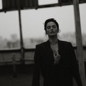 Dasha Astafieva Instagram - «Дякую за позицію» пролунало більше ніж 1000 разів у особистих,завдяки відомим відео, після порад не публікувати злочини росіян та смерті цивільних, бо, мовляв, українці й самі це бачать, а іноземці від цього «шарахаються й панікують». Чи треба казати, що від таких закликів «шарахнулася» саме я? Зараз я відійшла від усеосяжної люті та хочу сказати спокійно й виважено.

Варто зрозуміти просту річ: світ втрачає «інтерес» до нас. Звучить жахливо, утім так воно і є. Усі ахнули, підтримали, поспостерігали та, зрештою, пішли далі. Це не їхня війна. У нас і далі вмирають люди від рук тварин із боліт, а в них на обкладинці — Тейлор Свіфт. Деякі іноземці взагалі думають, що наша війна скінчилася, бо її перестало висвітлювати національне телебачення, а хтось просто не цікавиться нами, адже читати про концерти Бейонсе приємніше, ніж про геноцид українців, братські могили та насильство над полоненими. Але — блядь! Нічого не скінчилося! Війна триває! Наша місія — транслювати її світу. Показувати «страшні картинки», писати про воєнні злочини росіян, поширювати історії воїнів англійською. Хто, як не ми? Кому це треба?

Замовчування війни — це злочин. Світ має бачити те, що росія робить кожного, сука, дня. Тільки так ми впливатимемо на ставлення людей до нашого ворога і зменшуватимемо лояльність до росіян. Усе просто: чим більше іноземців знають правду, тим більше світова спільнота підтримує нас, а міжнародні політики допомагають нам гасити окупантів. Вважайте, кожен репост зберігає життя.

Я розумію, хочеться бути радісним і зручним. Хочеться транслювати ресторани й «Бурдж Халіфа» у вогниках. Хочеться дивитися на красу й жити нею. І, мабуть, особливо цього хочеться, коли у твою хату прилітає С-300. Ти дивишся на дах у полум’ї, що завалив усе твоє життя й кота, і думаєш: «Зараз, найголовніше, це нікому не показати, аби не налякати іноземців! Репостну краще юну Джулію Робертс, аби всім було приємно».
Нормально транслювати своє життя з усіма його радостями та вдачами. Джулія Робертс неперевершена в будь-якому віці. Але замовчувати війну, аби не зіпсувати свою «пінтерестну» сторінку — це нелюдське паскудство й жорстокість.