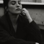 Dasha Astafieva Instagram – «Дякую за позицію» пролунало більше ніж 1000 разів у особистих,завдяки відомим відео, після порад не публікувати злочини росіян та смерті цивільних, бо, мовляв, українці й самі це бачать, а іноземці від цього «шарахаються й панікують». Чи треба казати, що від таких закликів «шарахнулася» саме я? Зараз я відійшла від усеосяжної люті та хочу сказати спокійно й виважено.

Варто зрозуміти просту річ: світ втрачає «інтерес» до нас. Звучить жахливо, утім так воно і є. Усі ахнули, підтримали, поспостерігали та, зрештою, пішли далі. Це не їхня війна. У нас і далі вмирають люди від рук тварин із боліт, а в них на обкладинці — Тейлор Свіфт. Деякі іноземці взагалі думають, що наша війна скінчилася, бо її перестало висвітлювати національне телебачення, а хтось просто не цікавиться нами, адже читати про концерти Бейонсе приємніше, ніж про геноцид українців, братські могили та насильство над полоненими. Але — блядь! Нічого не скінчилося! Війна триває! Наша місія — транслювати її світу. Показувати «страшні картинки», писати про воєнні злочини росіян, поширювати історії воїнів англійською. Хто, як не ми? Кому це треба?

Замовчування війни — це злочин. Світ має бачити те, що росія робить кожного, сука, дня. Тільки так ми впливатимемо на ставлення людей до нашого ворога і зменшуватимемо лояльність до росіян. Усе просто: чим більше іноземців знають правду, тим більше світова спільнота підтримує нас, а міжнародні політики допомагають нам гасити окупантів. Вважайте, кожен репост зберігає життя.

Я розумію, хочеться бути радісним і зручним. Хочеться транслювати ресторани й «Бурдж Халіфа» у вогниках. Хочеться дивитися на красу й жити нею. І, мабуть, особливо цього хочеться, коли у твою хату прилітає С-300. Ти дивишся на дах у полум’ї, що завалив усе твоє життя й кота, і думаєш: «Зараз, найголовніше, це нікому не показати, аби не налякати іноземців! Репостну краще юну Джулію Робертс, аби всім було приємно».
Нормально транслювати своє життя з усіма його радостями та вдачами. Джулія Робертс неперевершена в будь-якому віці. Але замовчувати війну, аби не зіпсувати свою «пінтерестну» сторінку — це нелюдське паскудство й жорстокість.