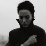 Dasha Astafieva Instagram – «Дякую за позицію» пролунало більше ніж 1000 разів у особистих,завдяки відомим відео, після порад не публікувати злочини росіян та смерті цивільних, бо, мовляв, українці й самі це бачать, а іноземці від цього «шарахаються й панікують». Чи треба казати, що від таких закликів «шарахнулася» саме я? Зараз я відійшла від усеосяжної люті та хочу сказати спокійно й виважено.

Варто зрозуміти просту річ: світ втрачає «інтерес» до нас. Звучить жахливо, утім так воно і є. Усі ахнули, підтримали, поспостерігали та, зрештою, пішли далі. Це не їхня війна. У нас і далі вмирають люди від рук тварин із боліт, а в них на обкладинці — Тейлор Свіфт. Деякі іноземці взагалі думають, що наша війна скінчилася, бо її перестало висвітлювати національне телебачення, а хтось просто не цікавиться нами, адже читати про концерти Бейонсе приємніше, ніж про геноцид українців, братські могили та насильство над полоненими. Але — блядь! Нічого не скінчилося! Війна триває! Наша місія — транслювати її світу. Показувати «страшні картинки», писати про воєнні злочини росіян, поширювати історії воїнів англійською. Хто, як не ми? Кому це треба?

Замовчування війни — це злочин. Світ має бачити те, що росія робить кожного, сука, дня. Тільки так ми впливатимемо на ставлення людей до нашого ворога і зменшуватимемо лояльність до росіян. Усе просто: чим більше іноземців знають правду, тим більше світова спільнота підтримує нас, а міжнародні політики допомагають нам гасити окупантів. Вважайте, кожен репост зберігає життя.

Я розумію, хочеться бути радісним і зручним. Хочеться транслювати ресторани й «Бурдж Халіфа» у вогниках. Хочеться дивитися на красу й жити нею. І, мабуть, особливо цього хочеться, коли у твою хату прилітає С-300. Ти дивишся на дах у полум’ї, що завалив усе твоє життя й кота, і думаєш: «Зараз, найголовніше, це нікому не показати, аби не налякати іноземців! Репостну краще юну Джулію Робертс, аби всім було приємно».
Нормально транслювати своє життя з усіма його радостями та вдачами. Джулія Робертс неперевершена в будь-якому віці. Але замовчувати війну, аби не зіпсувати свою «пінтерестну» сторінку — це нелюдське паскудство й жорстокість.