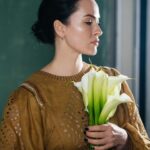 Dasha Astafieva Instagram - • Історія свята День вишиванки [поцуплено у @underbooks_app ] День вишиванки - це унікальне свято, що виникло завдяки студентському флешмобу. Ідея створити Всесвітній день вишиванки належить Лесі Воронюк, студентці Чернівецького національного університету імені Юрія Федьковича. Вона помітила, що багато студентів іноді одягають вишиванки на пари, і запропонувала своїм одногрупникам одного дня всім прийти у вишитих сорочках. Перша акція відбулася у 2006 році, і в ній взяли участь лише кілька десятків студентів. Проте з кожним роком кількість учасників збільшувалася, і до заходу приєдналися викладачі, вчителі та студенти з інших міст. Завдяки українській діаспорі свято швидко набуло міжнародного масштабу. Нині День вишиванки святкують у 70 країнах світу, де люди одягають традиційний український одяг, демонструючи свою повагу до української культури. Цікаво, чи знала моя аудиторія цю історію?