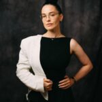 Dasha Astafieva Instagram – Завжди актуальне..
Що зараз читаєте?
Я мучу Софію Яблонську «Книга про батька». Таке приємне відкриття особистості та непересічності. Зазвичай це напередодні чудовних подій 🤞🏼
Ph: @oleksiibraharnyk 🩶