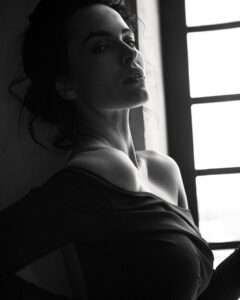 Dasha Astafieva Instagram - Ось вам суботні думки: Як же багато ми складаємо на своє кладовище амбіцій. Думаю, у кожного є старі мрії, тихенько сховані якомога далі в темну шухлядку з написом «Не сталося». Ми ховаємо їх від себе та світу, бо бажання не реалізувалися через батьків, суспільство, особисту невпевненість, життєву драму або елементарну лінь. Комусь хотілося стати акторкою, але вона все життя чула від рідних, що з такими щиколотками зірками не стають і треба менше їсти. Як тут повірити в себе, якщо тебе дражнять найближчі? Комусь навіяли слабкість і залежність від сили рідних: «У які такі ландони-паріжі ти збираєшся їхати вчитися? Згинеш же без мамки. Залишайся в Збаражі…». А комусь просто не стало сил боротися проти стереотипів чи самокопання. Тисячі розгублених душ тягнуть за собою потаємне нездійснене. І воно тисне. Здається, що твоє життя — велика помилка, адже насправді тобі судилося бігати коридорами NASA, кіностудії «Paramount Pictures» чи корпоративної штаб-квартири Apple Inc (потрібне підкреслити) та дурити всім голову своїми капризами. А ти тут — у черзі по рибну котлетку за знижкою. Знаю, про що кажу: мене доволі часто муляло це відчуття ніяковості — як сорока в сливах. Але здається, що за кожну свою мрію ми несемо відповідальність, як за дитину. Внутрішню дитину. Викинути її чи забути, як частину себе, неможливо. Тому, якщо кортіло, але не вистачило на неї ресурсу в ранньому віці, слід повернутися до неї пізніше. Немає нічого ганебного в нових захопленнях «не в 16». Ба більше — проактивні диваки викликають захват. Історії про дідуганів і бабусь, які шукають себе у 70 , завжди збирають якісь крейзі охоплення, бо це насправді тиха сподіванка кожного, що він теж так зможе. Життя — це не те, ким ви стали на цей час. Це те, до чого ви невпинно рухаєтеся. Зичу кожному наснаги колись заглянути на своє кладовище амбіцій, плюнути та голосно вилаятися: «Та якого біса?! Я спробую, чом би й ні?». рухаєтеся. PS: бляха, між деякими фото відстань десятиріччя😅