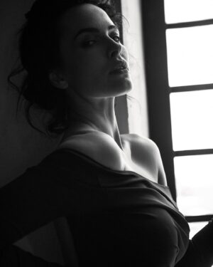 Dasha Astafieva Instagram - Ось вам суботні думки:

Як же багато ми складаємо на своє кладовище амбіцій.

Думаю, у кожного є старі мрії, тихенько сховані якомога далі в темну шухлядку з написом «Не сталося». Ми ховаємо їх від себе та світу, бо бажання не реалізувалися через батьків, суспільство, особисту невпевненість, життєву драму або елементарну лінь. Комусь хотілося стати акторкою, але вона все життя чула від рідних, що з такими щиколотками зірками не стають і треба менше їсти. Як тут повірити в себе, якщо тебе дражнять найближчі? Комусь навіяли слабкість і залежність від сили рідних: «У які такі ландони-паріжі ти збираєшся їхати вчитися? Згинеш же без мамки. Залишайся в Збаражі…». А комусь просто не стало сил боротися проти стереотипів чи самокопання.

Тисячі розгублених душ тягнуть за собою потаємне нездійснене. І воно тисне. Здається, що твоє життя — велика помилка, адже насправді тобі судилося бігати коридорами NASA, кіностудії «Paramount Pictures» чи корпоративної штаб-квартири Apple Inc (потрібне підкреслити) та дурити всім голову своїми капризами. А ти тут — у черзі по рибну котлетку за знижкою. Знаю, про що кажу: мене доволі часто муляло це відчуття ніяковості — як сорока в сливах.

Але  здається, що за кожну свою мрію ми несемо відповідальність, як за дитину. Внутрішню дитину. Викинути її чи забути, як частину себе, неможливо. Тому, якщо кортіло, але не вистачило на неї ресурсу в ранньому віці, слід повернутися до неї пізніше. Немає нічого ганебного в нових захопленнях «не в 16». Ба більше — проактивні диваки викликають захват. Історії про дідуганів і бабусь, які шукають себе у 70 , завжди збирають якісь крейзі охоплення, бо це насправді тиха сподіванка кожного, що він теж так зможе. Життя — це не те, ким ви стали на цей час. Це те, до чого ви невпинно рухаєтеся.
Зичу кожному наснаги колись заглянути на своє кладовище амбіцій, плюнути та голосно вилаятися: «Та якого біса?! Я спробую, чом би й ні?».

рухаєтеся.

PS: бляха, між деякими фото відстань десятиріччя😅