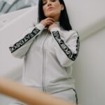Dasha Astafieva Instagram - Бути собою… Це відчувати спокій та впевненість у своїх діях. Це робити те, що відгукується серцем. Це дозволяти собі розкіш проводити час, як подобається саме тобі. Це вбиратися в одяг, в якому ти почуваєшся комфортно. @intertop.ua повертає до себе та презентує нову колекцію спортивних костюмів ЕА7 i, в яких зручно робити справи до душі: гуляти містом чи насолоджуватися природою, бігати з собакою чи піти у кіно, вийти на свіже повітря з дитиною чи просто лежати вдома з книжкою та чаєм. Подвійний кайф відчувати ніжність не лише зсередини, але й зовні. Обирайте себе разом з @intertop.ua та @emporioarmani #ad