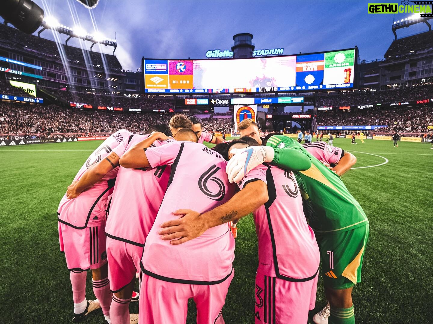 David Beckham Instagram - Another record breaking crowd, 72,000 last week and over 65,000 in New England this weekend… amazing turnout and another great result 🩷🖤 @intermiamicf 👊🏼 #FreedomToDream