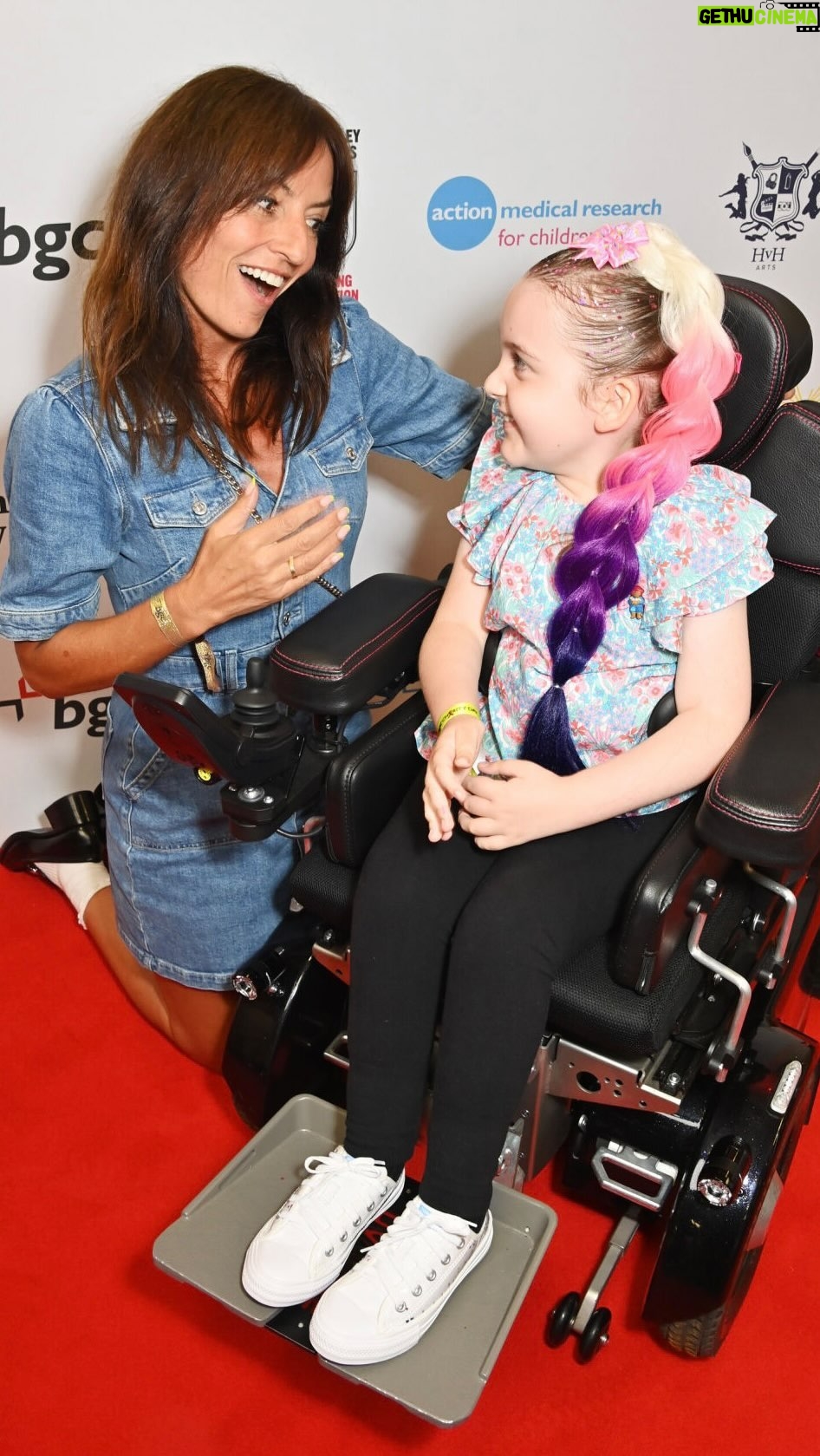 Davina McCall Instagram - BGC charity day 2023 Bringing a positive change! ⭐️📞⭐️ . . . #postivevibes #charityevent #makingadifference #savinglives #smile #bgccharityday #davinamccall