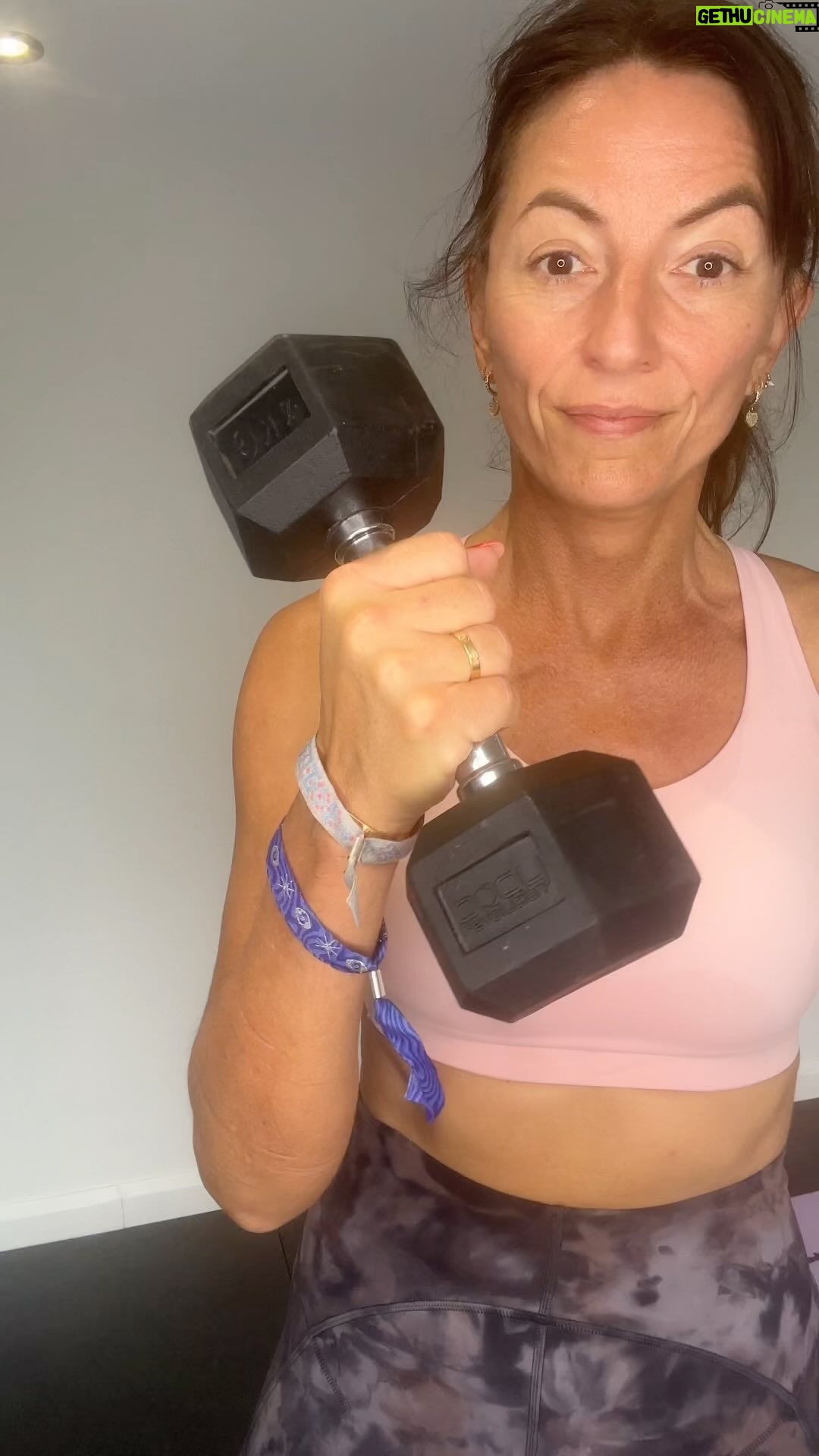 Davina McCall Instagram - Week 2 of the 4 week summer express workout !!! With @itslilylifestyle !!!! Yay lily so good to have you back x loved this x this is an amazing strength workout … lovely polisher for arms and great for the whole Bod really !!! 10 mins … then I did a run 25 min run !!!