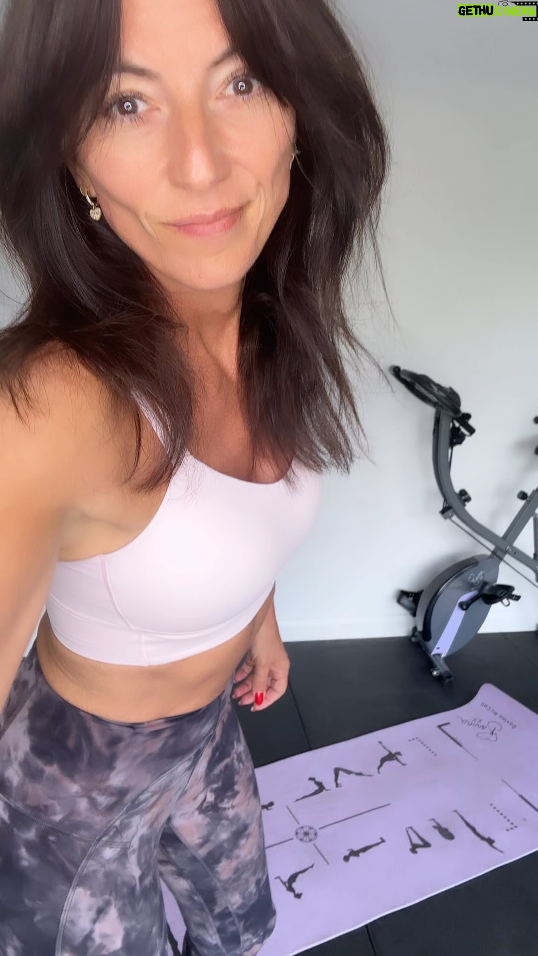 Davina McCall Instagram - Ok workout 1 of week 4 of our @ownyourgoalsdavina #6weeksummersculptchallenge today was with @fayes_fitness and @richcallender … I LOVED IT 🎉💥🎊💋 to find out more about this workout and challenge click on Own your goals in my bio on here ❤️ #adventskalender