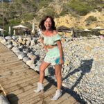 Davina McCall Instagram – Classic beach wear .