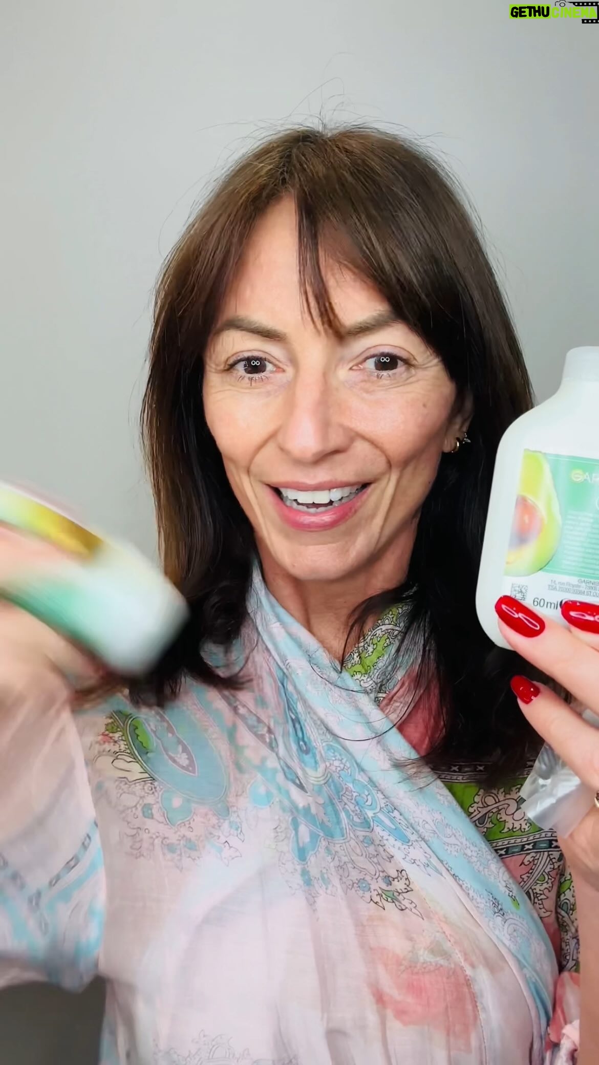 Davina McCall Instagram - #ad Come colour with me.. touching up my roots .. Using my same @garnieruk Nutrisse shade #5, just a new formula !! I prefer it to the old one, it’s creme so coats ur hair more easily and doesn’t drip so less mess, yay! Am wearing an old nightie I use to colour but you can use an old towel and pls do a patch test on your skin first xx
