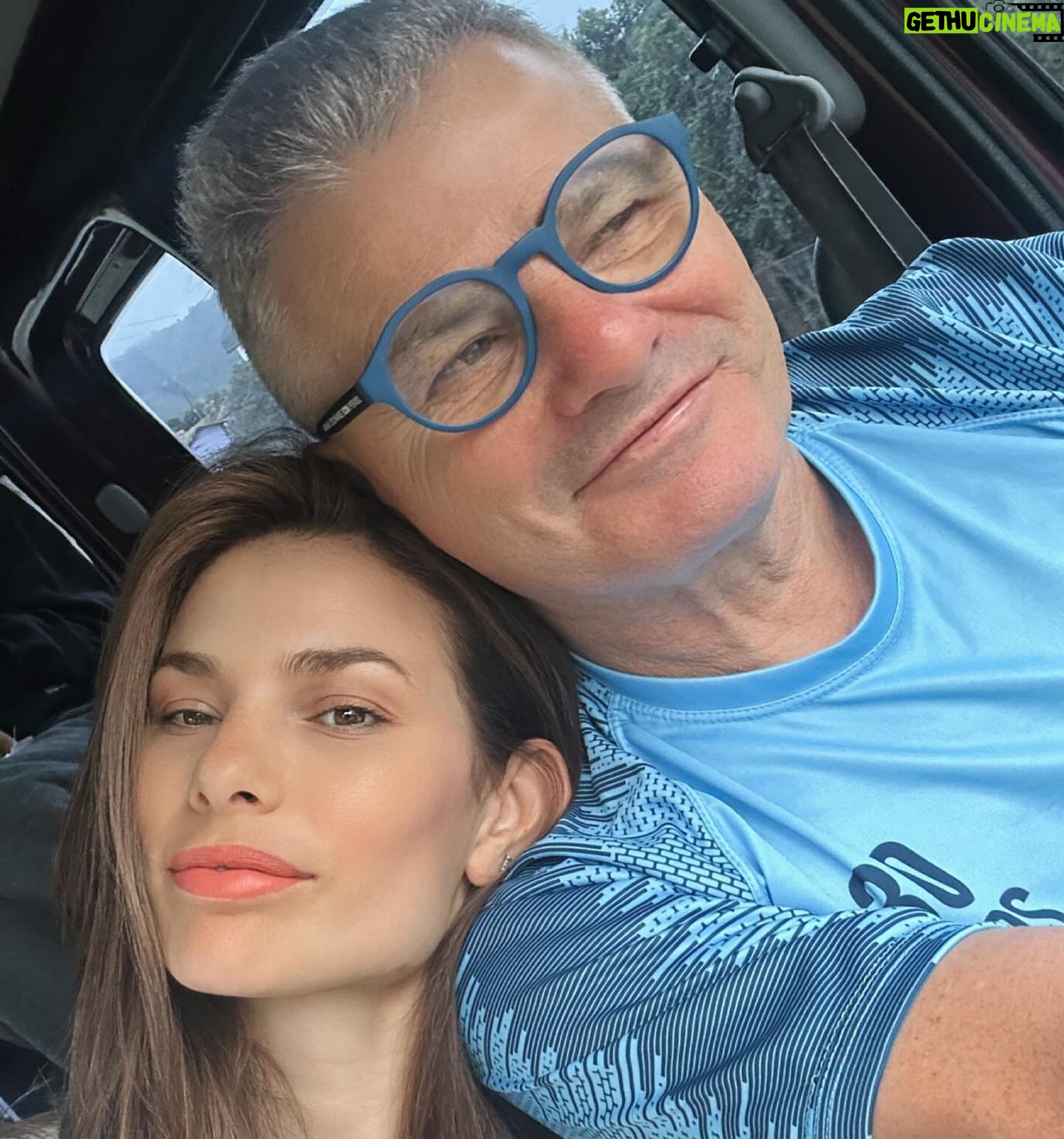 Dayane Mello Instagram - PAI- obrigado por todas as broncas, elas me ensinaram a ser mais humano, mais amigo e dar valor a vida, ao meu próximo e a respeitar o mundo a minha volta, obrigado pai por todo amor dedicado, o senhor foi perfeito, o seu amor me mostrou que vale à pena ser gentil com as pessoas e valorizar a cada gesto de carinho. Pai! Aprendi com você que a vida é cheia de obstáculos, ondas, castelos de areia, muros e quebra-cabeças. Mas também aprendi que para cada dificuldade existe uma solução! MÃE - Saudades de alguém que ainda não conheci completamente, alguém cujas glórias e derrotas não compartilhei. Uma saudade que transcende a familiaridade, uma conexão que ainda não foi plenamente explorada. É como sentir falta de uma história ainda não escrita, uma nostalgia pelo que poderia ser. Essa saudade é um convite para descobrir mais, para mergulhar nas profundezas de uma alma desconhecida e encontrar as nuances que tornam essa pessoa única. É um sentimento intrigante, uma mistura de curiosidade e anseio, alimentando a imaginação com possibilidades infinitas. Hoje o céu está em festa comemorando seu aniversário, mãe! Seu espírito vive em cada ato de bondade e em cada lembrança que guardamos com tanto carinho. Feliz aniversário amores da minha VIDA ❤️❤️