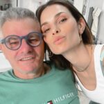 Dayane Mello Instagram – PAI- obrigado por todas as broncas, elas me ensinaram a ser mais humano, mais amigo e dar valor a vida, ao meu próximo e a respeitar o mundo a minha volta, obrigado pai por todo amor dedicado, o senhor foi perfeito, o seu amor me mostrou que vale à pena ser gentil com as pessoas e valorizar a cada gesto de carinho. Pai! Aprendi com você que a vida é cheia de obstáculos, ondas, castelos de areia, muros e quebra-cabeças. Mas também aprendi que para cada dificuldade existe uma solução! 

MÃE – Saudades de alguém que ainda não conheci completamente, alguém cujas glórias e derrotas não compartilhei. Uma saudade que transcende a familiaridade, uma conexão que ainda não foi plenamente explorada. É como sentir falta de uma história ainda não escrita, uma nostalgia pelo que poderia ser. Essa saudade é um convite para descobrir mais, para mergulhar nas profundezas de uma alma desconhecida e encontrar as nuances que tornam essa pessoa única. É um sentimento intrigante, uma mistura de curiosidade e anseio, alimentando a imaginação com possibilidades infinitas. Hoje o céu está em festa comemorando seu aniversário, mãe! Seu espírito vive em cada ato de bondade e em cada lembrança que guardamos com tanto carinho.  Feliz aniversário amores da minha VIDA ❤️❤️