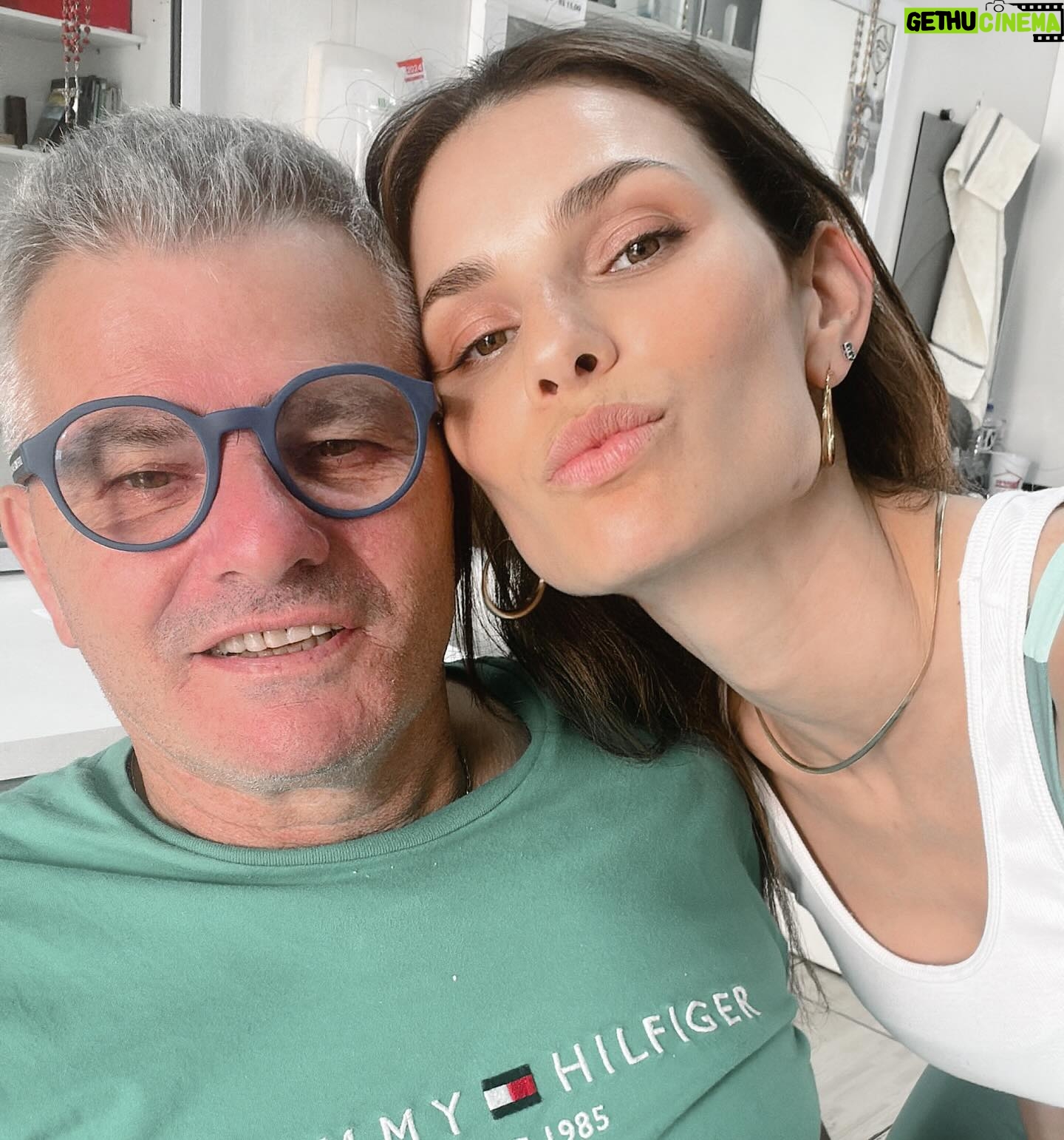 Dayane Mello Instagram - PAI- obrigado por todas as broncas, elas me ensinaram a ser mais humano, mais amigo e dar valor a vida, ao meu próximo e a respeitar o mundo a minha volta, obrigado pai por todo amor dedicado, o senhor foi perfeito, o seu amor me mostrou que vale à pena ser gentil com as pessoas e valorizar a cada gesto de carinho. Pai! Aprendi com você que a vida é cheia de obstáculos, ondas, castelos de areia, muros e quebra-cabeças. Mas também aprendi que para cada dificuldade existe uma solução! MÃE - Saudades de alguém que ainda não conheci completamente, alguém cujas glórias e derrotas não compartilhei. Uma saudade que transcende a familiaridade, uma conexão que ainda não foi plenamente explorada. É como sentir falta de uma história ainda não escrita, uma nostalgia pelo que poderia ser. Essa saudade é um convite para descobrir mais, para mergulhar nas profundezas de uma alma desconhecida e encontrar as nuances que tornam essa pessoa única. É um sentimento intrigante, uma mistura de curiosidade e anseio, alimentando a imaginação com possibilidades infinitas. Hoje o céu está em festa comemorando seu aniversário, mãe! Seu espírito vive em cada ato de bondade e em cada lembrança que guardamos com tanto carinho. Feliz aniversário amores da minha VIDA ❤️❤️