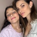 Dayane Mello Instagram – Every human being goes through turbulence in their life.
Some lack bread on the table; to others, joy in the soul.
Some struggle to survive. Others are rich and wealthy, but they beg for the bread of tranquility and happiness.
What bread is missing in your life?❤️🙏🤍 be rich in soul 😉✨