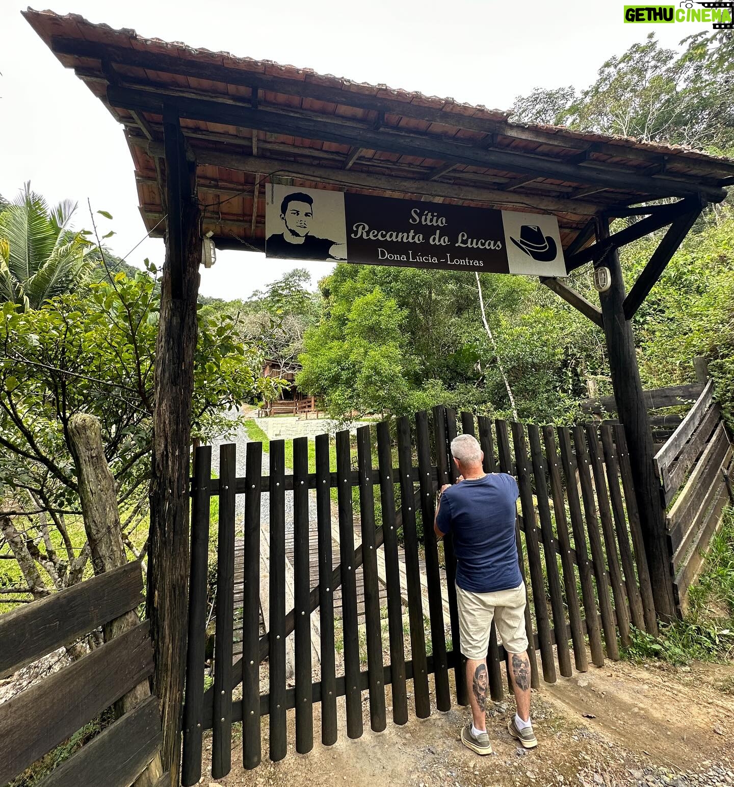 Dayane Mello Instagram - PAI- obrigado por todas as broncas, elas me ensinaram a ser mais humano, mais amigo e dar valor a vida, ao meu próximo e a respeitar o mundo a minha volta, obrigado pai por todo amor dedicado, o senhor foi perfeito, o seu amor me mostrou que vale à pena ser gentil com as pessoas e valorizar a cada gesto de carinho. Pai! Aprendi com você que a vida é cheia de obstáculos, ondas, castelos de areia, muros e quebra-cabeças. Mas também aprendi que para cada dificuldade existe uma solução! MÃE - Saudades de alguém que ainda não conheci completamente, alguém cujas glórias e derrotas não compartilhei. Uma saudade que transcende a familiaridade, uma conexão que ainda não foi plenamente explorada. É como sentir falta de uma história ainda não escrita, uma nostalgia pelo que poderia ser. Essa saudade é um convite para descobrir mais, para mergulhar nas profundezas de uma alma desconhecida e encontrar as nuances que tornam essa pessoa única. É um sentimento intrigante, uma mistura de curiosidade e anseio, alimentando a imaginação com possibilidades infinitas. Hoje o céu está em festa comemorando seu aniversário, mãe! Seu espírito vive em cada ato de bondade e em cada lembrança que guardamos com tanto carinho. Feliz aniversário amores da minha VIDA ❤️❤️