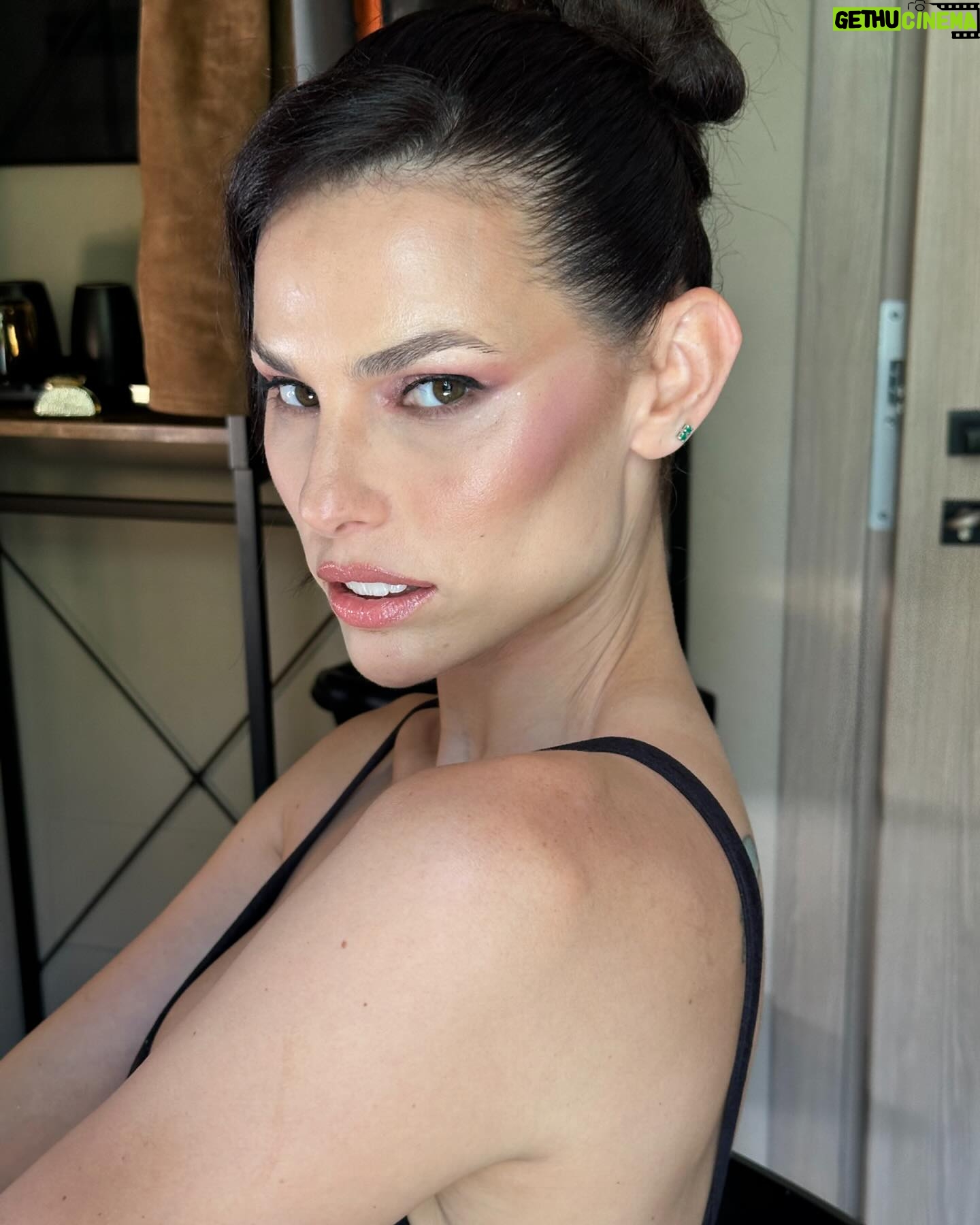 Dayane Mello Instagram - Oggi mi sento al settimo cielo grazie grazie grazie! Grazie π¦π¦ Hairstylist: @elegancehair.salon Make-up : @roberta_carella_mua il bellissimo posto dei sogni @casanostraboutiquehotel β¨β¨πβ¨π @walkinginpalermo π₯πΈ