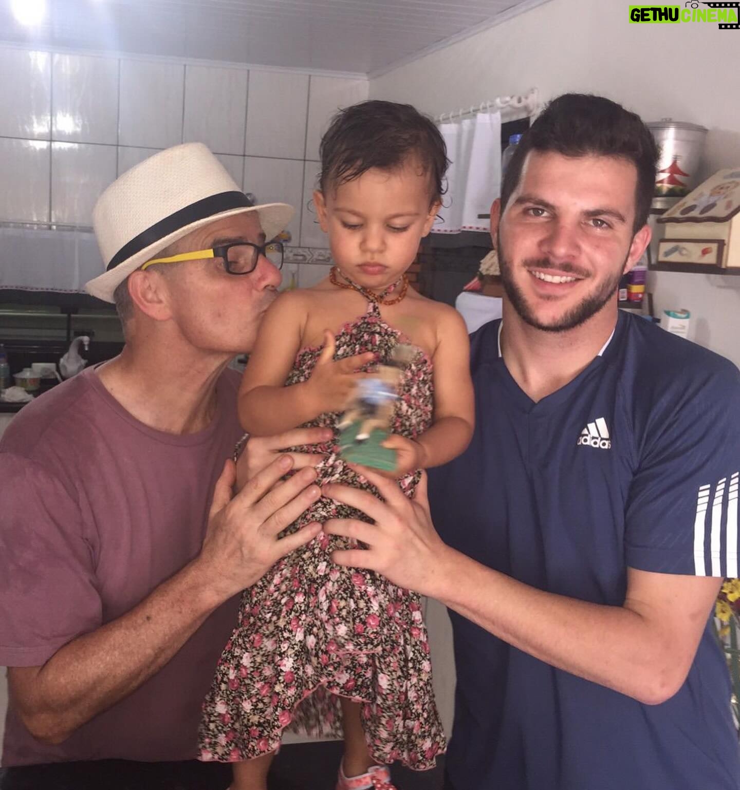 Dayane Mello Instagram - PAI- obrigado por todas as broncas, elas me ensinaram a ser mais humano, mais amigo e dar valor a vida, ao meu próximo e a respeitar o mundo a minha volta, obrigado pai por todo amor dedicado, o senhor foi perfeito, o seu amor me mostrou que vale à pena ser gentil com as pessoas e valorizar a cada gesto de carinho. Pai! Aprendi com você que a vida é cheia de obstáculos, ondas, castelos de areia, muros e quebra-cabeças. Mas também aprendi que para cada dificuldade existe uma solução! MÃE - Saudades de alguém que ainda não conheci completamente, alguém cujas glórias e derrotas não compartilhei. Uma saudade que transcende a familiaridade, uma conexão que ainda não foi plenamente explorada. É como sentir falta de uma história ainda não escrita, uma nostalgia pelo que poderia ser. Essa saudade é um convite para descobrir mais, para mergulhar nas profundezas de uma alma desconhecida e encontrar as nuances que tornam essa pessoa única. É um sentimento intrigante, uma mistura de curiosidade e anseio, alimentando a imaginação com possibilidades infinitas. Hoje o céu está em festa comemorando seu aniversário, mãe! Seu espírito vive em cada ato de bondade e em cada lembrança que guardamos com tanto carinho. Feliz aniversário amores da minha VIDA ❤️❤️