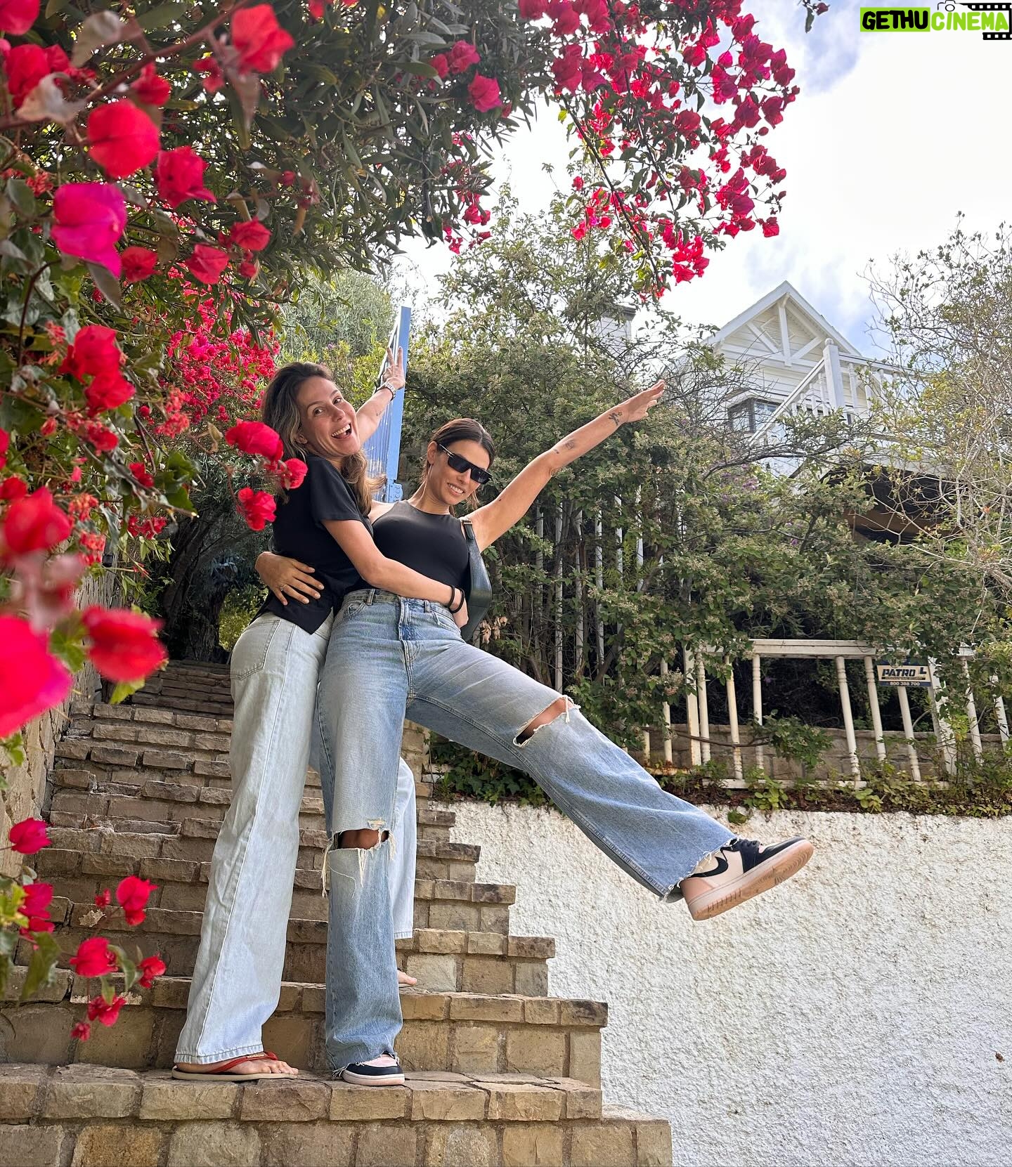 Dayane Mello Instagram - Ela É amiga, confidente, irmã de alma, de coração. Com ela não tem tempo ruim. Seu abraço acolhe. Suas palavras acalmam. Sua alegria contagia. Ela sempre estará lá, independente da distância e do tempo. Sua amizade é para sempre. @van__camargo @cerejaverde