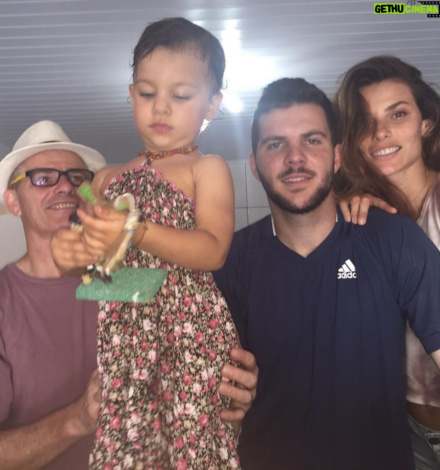 Dayane Mello Instagram - PAI- obrigado por todas as broncas, elas me ensinaram a ser mais humano, mais amigo e dar valor a vida, ao meu próximo e a respeitar o mundo a minha volta, obrigado pai por todo amor dedicado, o senhor foi perfeito, o seu amor me mostrou que vale à pena ser gentil com as pessoas e valorizar a cada gesto de carinho. Pai! Aprendi com você que a vida é cheia de obstáculos, ondas, castelos de areia, muros e quebra-cabeças. Mas também aprendi que para cada dificuldade existe uma solução! MÃE - Saudades de alguém que ainda não conheci completamente, alguém cujas glórias e derrotas não compartilhei. Uma saudade que transcende a familiaridade, uma conexão que ainda não foi plenamente explorada. É como sentir falta de uma história ainda não escrita, uma nostalgia pelo que poderia ser. Essa saudade é um convite para descobrir mais, para mergulhar nas profundezas de uma alma desconhecida e encontrar as nuances que tornam essa pessoa única. É um sentimento intrigante, uma mistura de curiosidade e anseio, alimentando a imaginação com possibilidades infinitas. Hoje o céu está em festa comemorando seu aniversário, mãe! Seu espírito vive em cada ato de bondade e em cada lembrança que guardamos com tanto carinho. Feliz aniversário amores da minha VIDA ❤️❤️