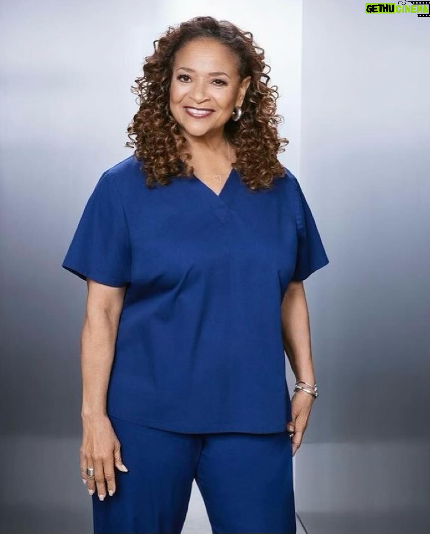 Debbie Allen Instagram - Season 20 of @GreysABC starts TONIGHT at 9/8c! ✨🎥 This season is going to be EPIC! Don't miss it 💋 • • • • #greysanatomy #hulu #newseason