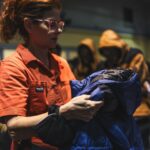 Debra Messing Instagram - I know we all feel helpless and are hurting because of all the discord in the world. I was feeling overwhelmed with sadness and not able to simply function. I am grateful to @elsamariecollins and @thisisabouthumanity for inviting me to help pass out 700 coats to newly arrived asylum seekers In New York with @americaferrera and @busyphilipps and many others. For anyone who is struggling right now, you might want to consider volunteering, even for just a few hours, in your local communities. There are so many organizations that can use a helping hand. Thank you to @thisisabouthumanity for bringing community together in service of others and to the @nycemergencymanagement @zachiscol for coordinating the visit and for all the important work you are doing. You bring light and hope.