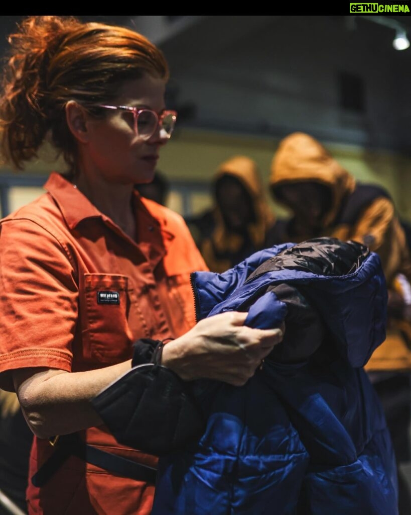 Debra Messing Instagram - I know we all feel helpless and are hurting because of all the discord in the world. I was feeling overwhelmed with sadness and not able to simply function. I am grateful to @elsamariecollins and @thisisabouthumanity for inviting me to help pass out 700 coats to newly arrived asylum seekers In New York with @americaferrera and @busyphilipps and many others. For anyone who is struggling right now, you might want to consider volunteering, even for just a few hours, in your local communities. There are so many organizations that can use a helping hand. Thank you to @thisisabouthumanity for bringing community together in service of others and to the @nycemergencymanagement @zachiscol for coordinating the visit and for all the important work you are doing. You bring light and hope.