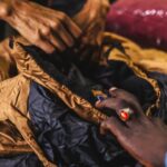 Debra Messing Instagram - I know we all feel helpless and are hurting because of all the discord in the world. I was feeling overwhelmed with sadness and not able to simply function. I am grateful to @elsamariecollins and @thisisabouthumanity for inviting me to help pass out 700 coats to newly arrived asylum seekers In New York with @americaferrera and @busyphilipps and many others. For anyone who is struggling right now, you might want to consider volunteering, even for just a few hours, in your local communities. There are so many organizations that can use a helping hand. Thank you to @thisisabouthumanity for bringing community together in service of others and to the @nycemergencymanagement @zachiscol for coordinating the visit and for all the important work you are doing. You bring light and hope.