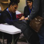 Debra Messing Instagram - I know we all feel helpless and are hurting because of all the discord in the world. I was feeling overwhelmed with sadness and not able to simply function. I am grateful to @elsamariecollins and @thisisabouthumanity for inviting me to help pass out 700 coats to newly arrived asylum seekers In New York with @americaferrera and @busyphilipps and many others. For anyone who is struggling right now, you might want to consider volunteering, even for just a few hours, in your local communities. There are so many organizations that can use a helping hand. Thank you to @thisisabouthumanity for bringing community together in service of others and to the @nycemergencymanagement @zachiscol for coordinating the visit and for all the important work you are doing. You bring light and hope.