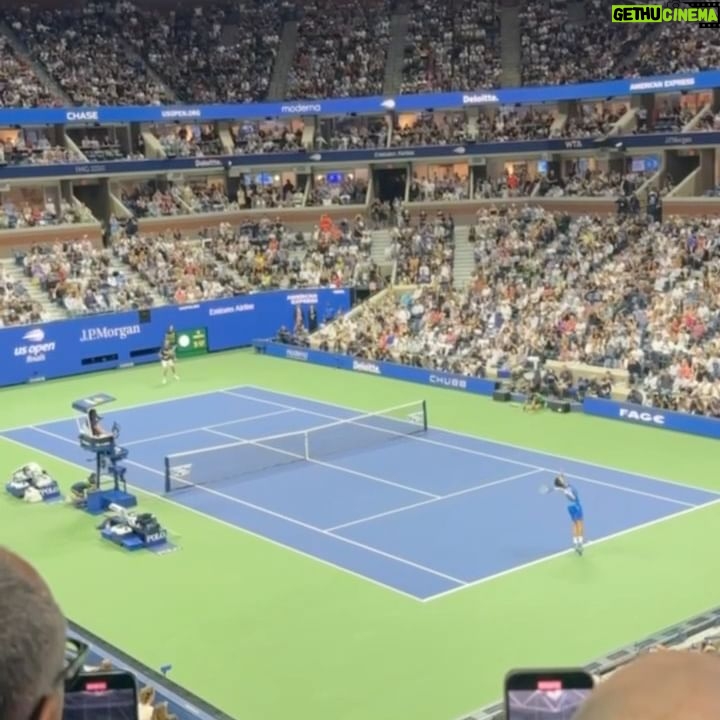 Debra Messing Instagram - What a thrill it was to be at the Men’s Finals at the US Open! A great match, even if it was in straight sets. The @usopen is my favorite thing to happen each year. I grew up on tennis. My brother played competitively so it was McEnroe, Borg, Navratilova, Everett, Graff, Davenport, Agassi, Sampras, Federer, Williams, and you know the rest! Watching athletes at the top of their sport is always awe inspiring, but to watch it live? Unforgettable. Thank you @lavazzausa for being such gracious hosts to my brother and me. Grazia! You never know who you’re going to run into. @stephruhle and @shilpay was in the box next to ours. Until next year, and congratulations to all the extraordinary players who competed this year. See you next year. 🤞🏼 #USOpen #MensFinals #NovakDokovic #medvedev