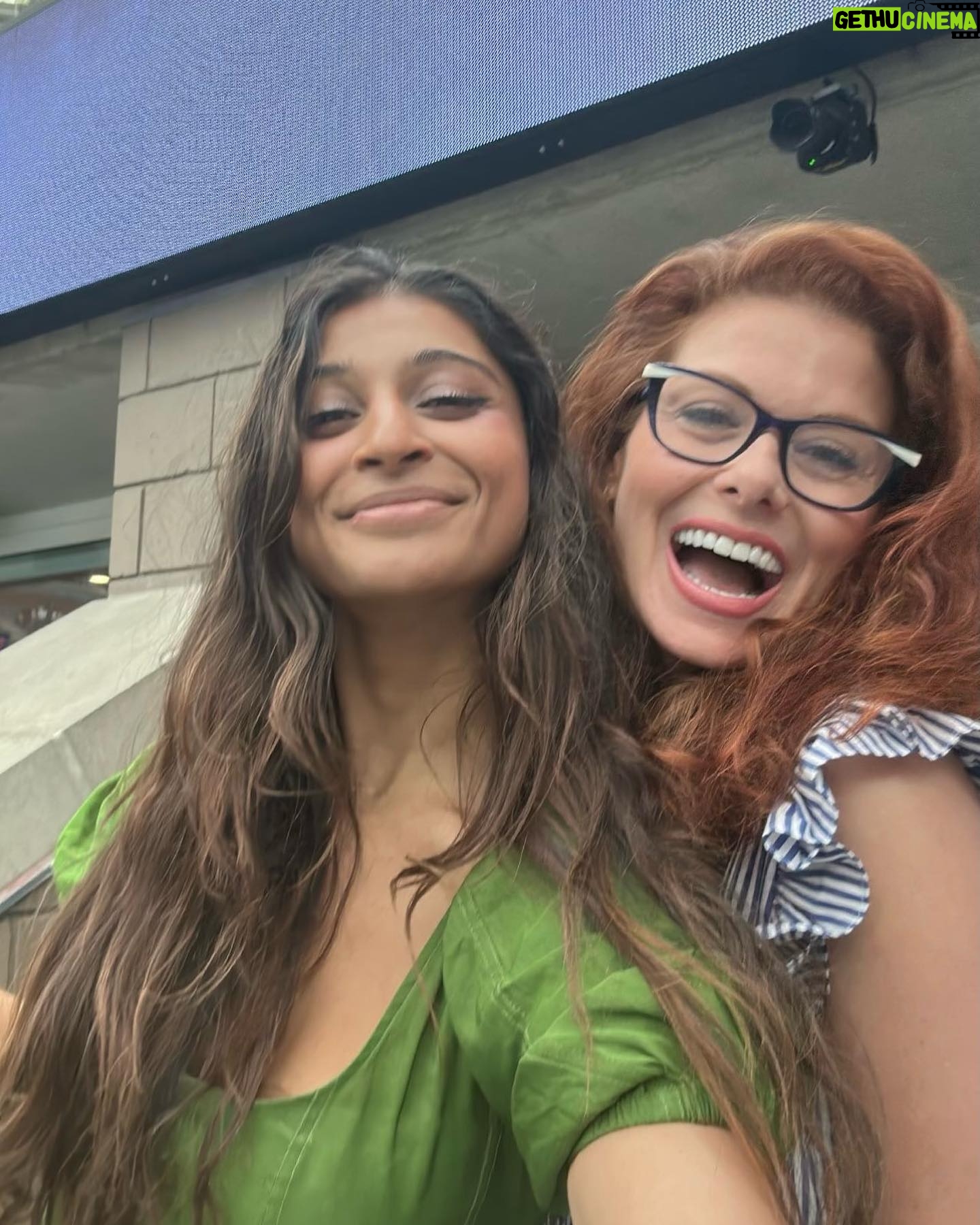 Debra Messing Instagram - What a thrill it was to be at the Men’s Finals at the US Open! A great match, even if it was in straight sets. The @usopen is my favorite thing to happen each year. I grew up on tennis. My brother played competitively so it was McEnroe, Borg, Navratilova, Everett, Graff, Davenport, Agassi, Sampras, Federer, Williams, and you know the rest! Watching athletes at the top of their sport is always awe inspiring, but to watch it live? Unforgettable. Thank you @lavazzausa for being such gracious hosts to my brother and me. Grazia! You never know who you’re going to run into. @stephruhle and @shilpay was in the box next to ours. Until next year, and congratulations to all the extraordinary players who competed this year. See you next year. 🤞🏼 #USOpen #MensFinals #NovakDokovic #medvedev
