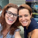 Debra Messing Instagram - What a thrill it was to be at the Men’s Finals at the US Open! A great match, even if it was in straight sets. The @usopen is my favorite thing to happen each year. I grew up on tennis. My brother played competitively so it was McEnroe, Borg, Navratilova, Everett, Graff, Davenport, Agassi, Sampras, Federer, Williams, and you know the rest! Watching athletes at the top of their sport is always awe inspiring, but to watch it live? Unforgettable. Thank you @lavazzausa for being such gracious hosts to my brother and me. Grazia! You never know who you’re going to run into. @stephruhle and @shilpay was in the box next to ours. Until next year, and congratulations to all the extraordinary players who competed this year. See you next year. 🤞🏼 #USOpen #MensFinals #NovakDokovic #medvedev
