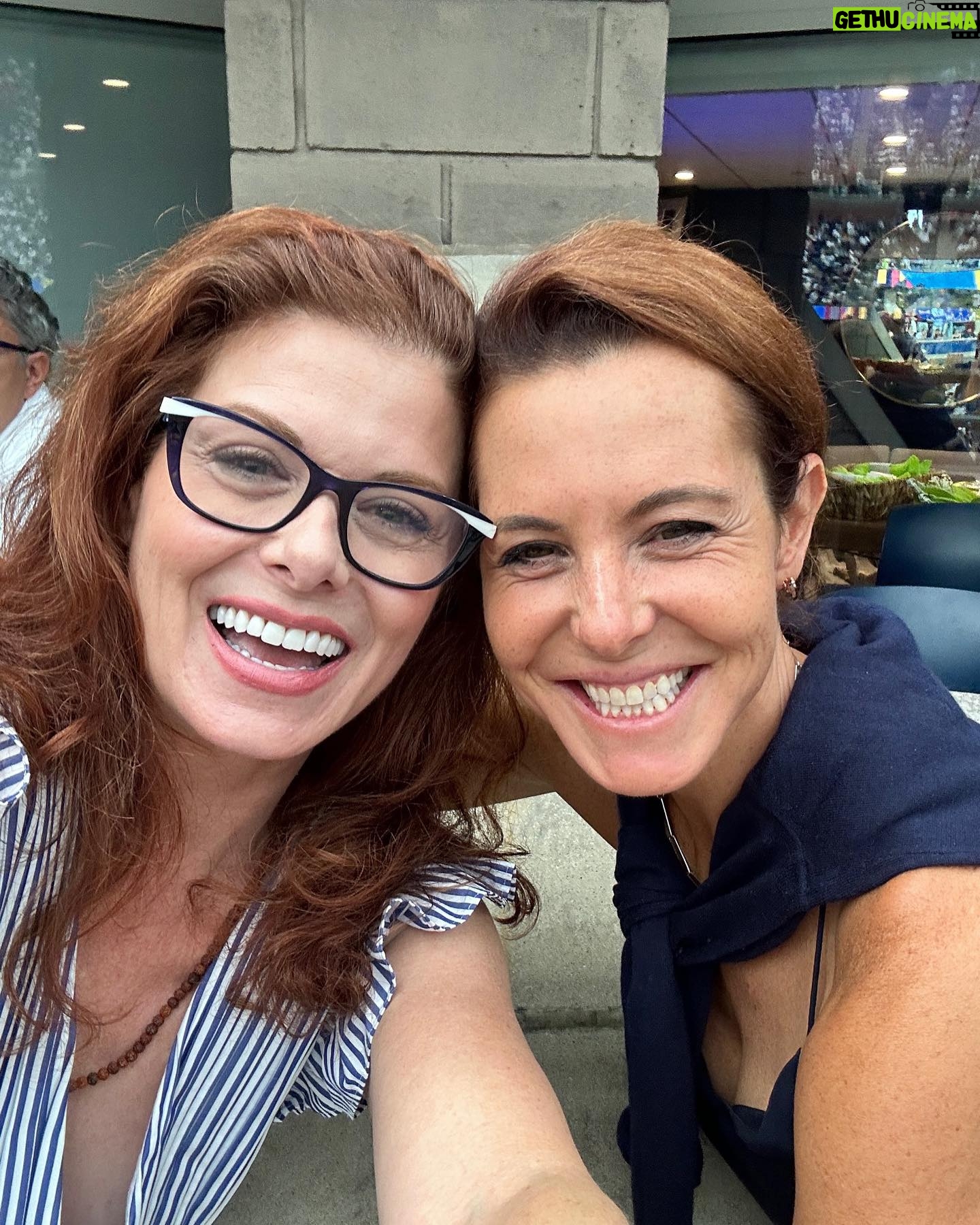 Debra Messing Instagram - What a thrill it was to be at the Men’s Finals at the US Open! A great match, even if it was in straight sets. The @usopen is my favorite thing to happen each year. I grew up on tennis. My brother played competitively so it was McEnroe, Borg, Navratilova, Everett, Graff, Davenport, Agassi, Sampras, Federer, Williams, and you know the rest! Watching athletes at the top of their sport is always awe inspiring, but to watch it live? Unforgettable. Thank you @lavazzausa for being such gracious hosts to my brother and me. Grazia! You never know who you’re going to run into. @stephruhle and @shilpay was in the box next to ours. Until next year, and congratulations to all the extraordinary players who competed this year. See you next year. 🤞🏼 #USOpen #MensFinals #NovakDokovic #medvedev