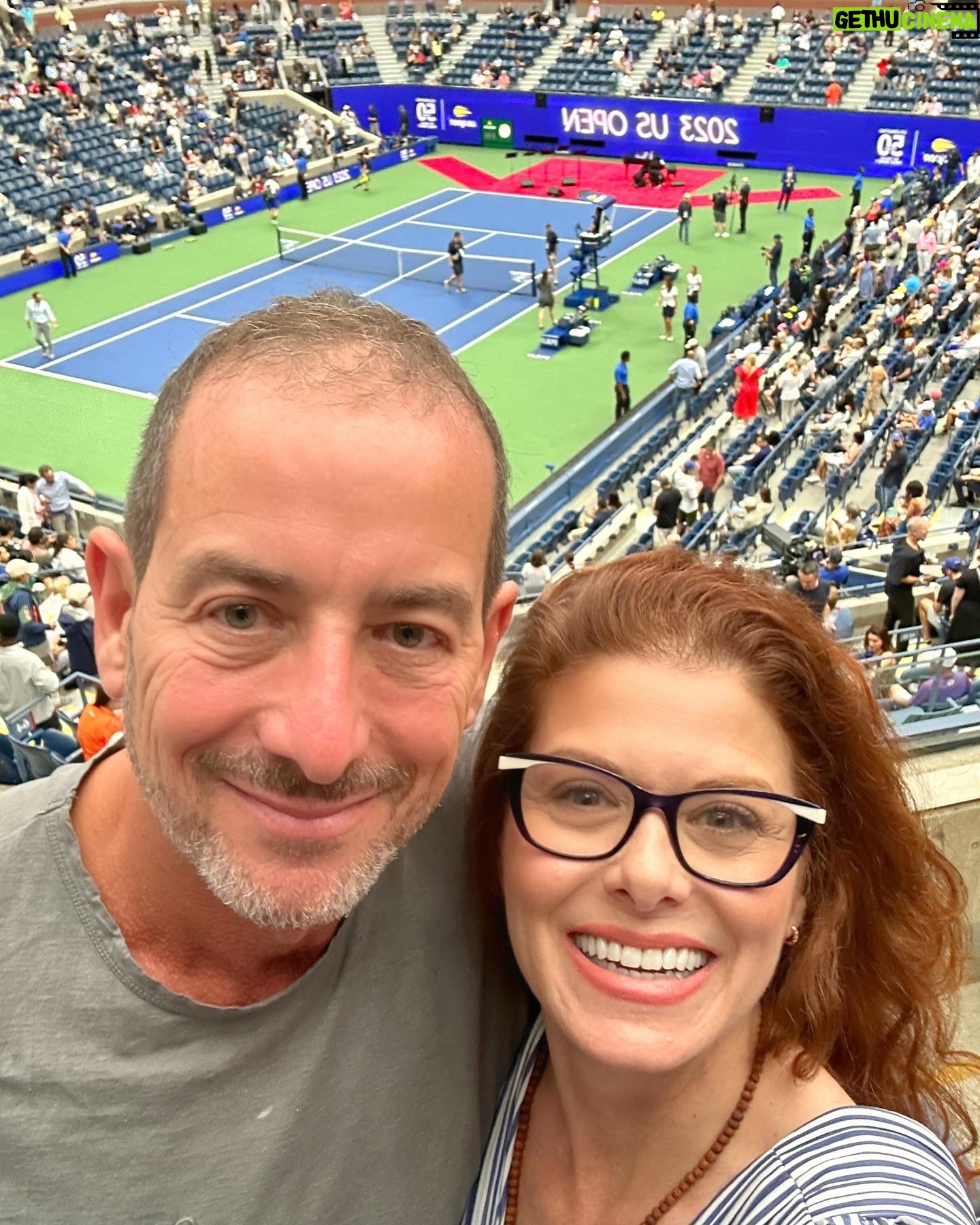 Debra Messing Instagram - What a thrill it was to be at the Men’s Finals at the US Open! A great match, even if it was in straight sets. The @usopen is my favorite thing to happen each year. I grew up on tennis. My brother played competitively so it was McEnroe, Borg, Navratilova, Everett, Graff, Davenport, Agassi, Sampras, Federer, Williams, and you know the rest! Watching athletes at the top of their sport is always awe inspiring, but to watch it live? Unforgettable. Thank you @lavazzausa for being such gracious hosts to my brother and me. Grazia! You never know who you’re going to run into. @stephruhle and @shilpay was in the box next to ours. Until next year, and congratulations to all the extraordinary players who competed this year. See you next year. 🤞🏼 #USOpen #MensFinals #NovakDokovic #medvedev