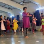 Deepika Singh Instagram - Celebrated dance day with the legendary @sujatamohapatra_official workshop organised by @sanatansc sir. Thank you @sanatansc sir for organising this two days enriching workshop . Thank you @thearshiyasharma for coming along and enjoying our workshop , also a big Thank you to you @thearshiyasharma for shooting these videos ❤️🙏🏻. . . #Guru #sujatamohapatra #internationaldanceday #padmavibhushan #gurukelucharanmohapatra #odissi #classicaldancer #deepikasingh