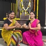 Deepika Singh Instagram - Just a small offering with my friend after the amazing ODISSI workshop at @nalandadancecollege @sujatamohapatra_official @sanatansc 🙏🏻 Beautifully captured by @thearshiyasharma ❤️ #prayer #nrityaseva #offering #classmates #odissi #classicaldancer #deepikasingh