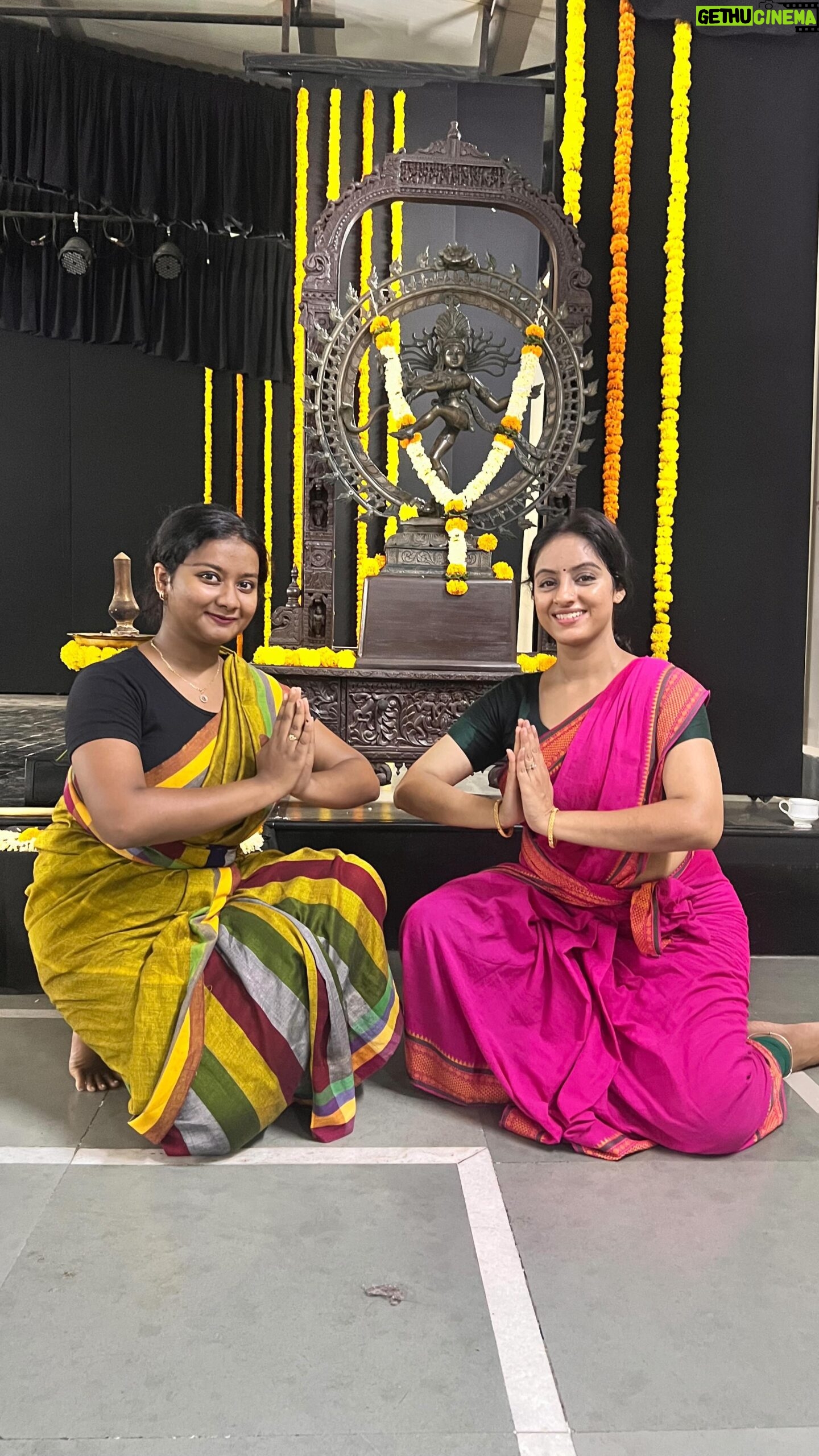 Deepika Singh Instagram - Just a small offering with my friend after the amazing ODISSI workshop at @nalandadancecollege @sujatamohapatra_official @sanatansc ππ» Beautifully captured by @thearshiyasharma β€οΈ #prayer #nrityaseva #offering #classmates #odissi #classicaldancer #deepikasingh