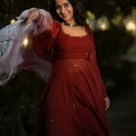 Deepthi Sunaina Instagram - ఓ వెండి వెన్నెల దిగి ర ఇలా అమ్మ కొంగులో చంటి పాపాల మబ్బు చాటునే ఉంటె ఎలా ✨❤️ #deepthisunaina PC: @thehashtag_photography