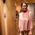 Demet Akbağ Instagram – #tbt Bir ödül gecesi anısı… Heyecanlı, keyifli bir geceyi not ettik anılarımıza… Canım @sedefiybar ❤️ hem kardeş hem dost!❤️ Hem de olağanüstü bir styling ile yanımdaydı❤️🌟 @ugurkiral makyajımı ve @sonercanofficial37 saçımı yaptı. Onlar çalışırken @atacan.budak bu eğlenceli anları kaydetti. @alisaygel ve @selmasemiz her an yanımdaydı. Emeği geçen herkese teşekkür ederim. 🎉❤️🎈 @ppriletisim
